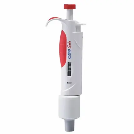Manuelle CAPP Solo Makropipette für 1 bis 10 ml Flüssigkeitsaufnahme mit roter Griff-Einlage und Zählwerk frei auf neutralem Grund