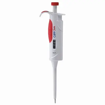 CAPP Solo manuelle Einkanal-Mikroliterpipette 2 bis 20 ul mit rotem Bedienelement und digitaler Volumenanzeige vor hellem Hintergrund