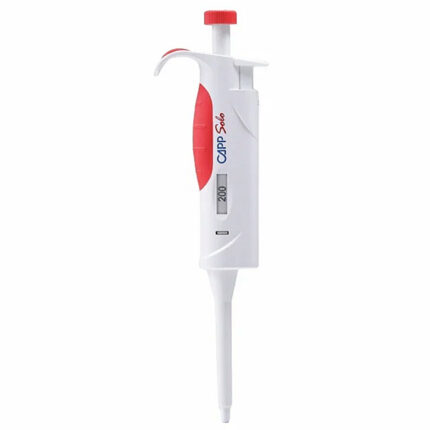 Manuelle Fixvolumen-Einkanalpipette CAPP Solo für 200 ul mit rotem Druckknopf und konstanter Digitalanzeige vor neutralem Hintergrund