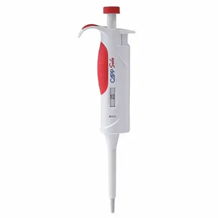 Einkanal-Fixvolumenpipette CAPP Solo für exakt 25 ul mit rotem Griffpolster und unveränderlicher Digitalanzeige isoliert vor weißem Hintergrund