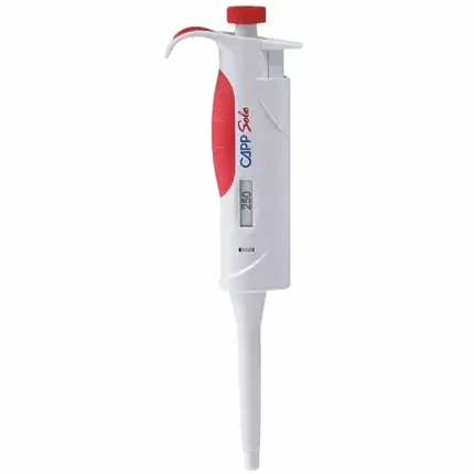 Manuelle Fixvolumen-Einkanalpipette CAPP Solo für 250 ul mit rotem Bedienelement und fixer digitaler Volumenanzeige vor neutralem Hintergrund