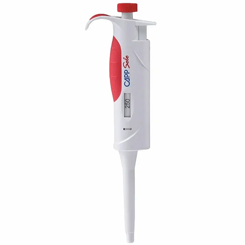 CAPP Solo Einkanal-Fixvolumenpipette 250 ul Manuelle Fixvolumen-Einkanalpipette CAPP Solo für 250 ul mit rotem Bedienelement und fixer digitaler Volumenanzeige vor neutralem Hintergrund