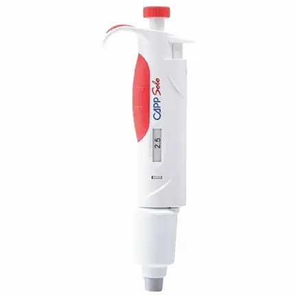 Manuelle Großvolumen-Fixvolumenpipette CAPP Solo für 2,5 ml mit rotem Druckknopf und unveränderlicher digitaler Anzeige vor hellem Hintergrund