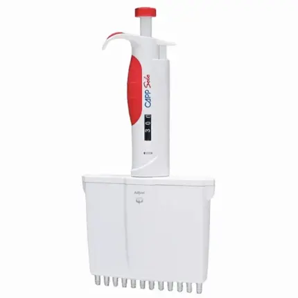 Manuelle CAPP Solo 12-Kanal-Mikroliterpipette für variable Volumina von 30 bis 300 ul mit rotem Bedienelement und digitaler Zähleinheit vor hellem Hintergrund