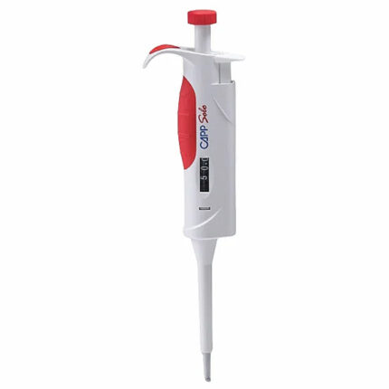 Variable CAPP Solo Einkanalpipette für 5 bis 50 ul mit rotem Einstellelement und digitaler Zähleinrichtung auf hellem Untergrund