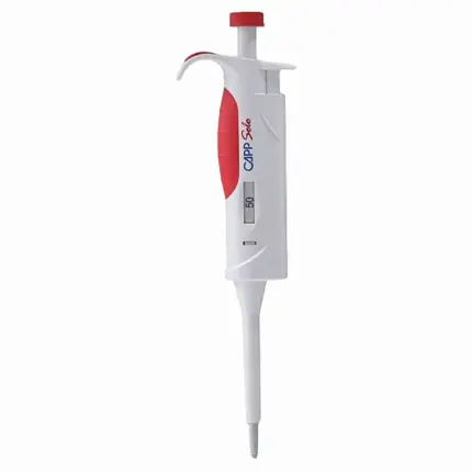 Manuelle Fixvolumen-Einkanalpipette CAPP Solo für 50 ul mit rotem Griffakzent und unveränderlicher Digitalanzeige auf hellem Hintergrund