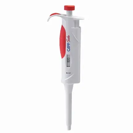 Manuelle Fixvolumen-Einkanalpipette CAPP Solo für 500 ul mit rotem Druckknopf und fester digitaler Anzeige vor hellem Hintergrund