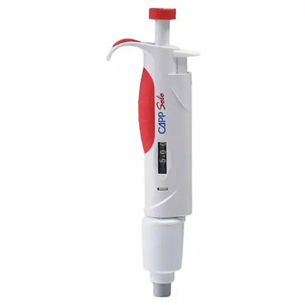 Großvolumige CAPP Solo Einkanalpipette für 0,5 bis 5 ml mit rotem Bedienelement und verstärktem Spitzenansatz frei vor mehlweißem Hintergrund