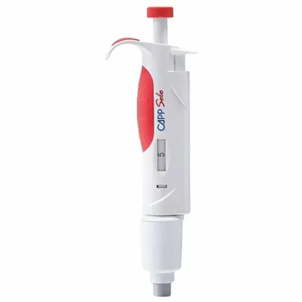 Manuelle Großvolumen-Fixvolumenpipette CAPP Solo für 5 ml mit rotem Bedienelement und fixer digitaler Anzeige vor hellem Hintergrund
