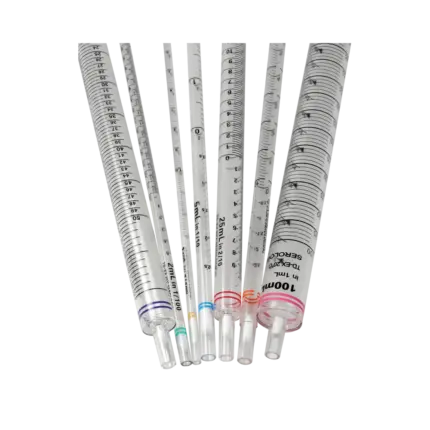 Ansicht mehrerer transparenter, steriler AHN myTip Serologischer Pipetten in verschiedenen Volumengrößen (1–100 ml) mit farbcodierten Ringen und Graduierung vor transparentem Hintergrund.