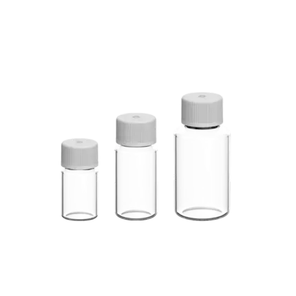 Ansicht von drei transparenten AHN myVial Diagnostik-Vials aus PETG in drei verschiedenen Größen mit weißen Schraubverschlüssen nebeneinander vor transparentem Hintergrund.