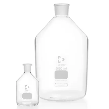 Zwei klare DURAN Reagenzflaschen, Enghals, mit Normschliff in verschiedenen Größen von 250 ml und 5000 ml in Vorderansicht im freigestellten Format