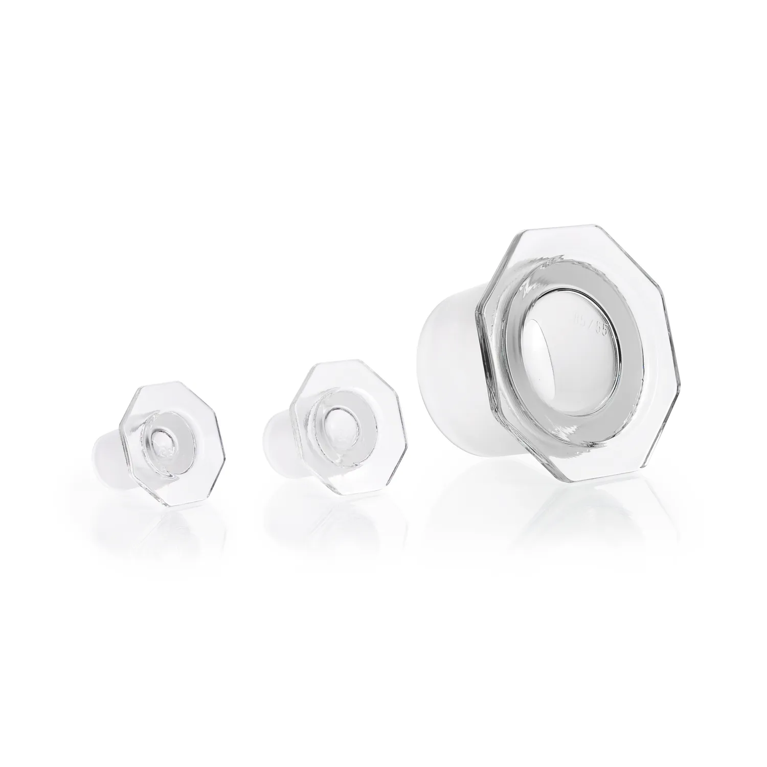 DURAN Glasstopfen klar mit Normschliff achteckig halboffen Mehrere klare DURAN Glasstopfen mit Normschliff, halboffener Ausführung und achteckigem Kopf in verschiedenen Größen in Vorder- und Aufsicht im freigestellten Format