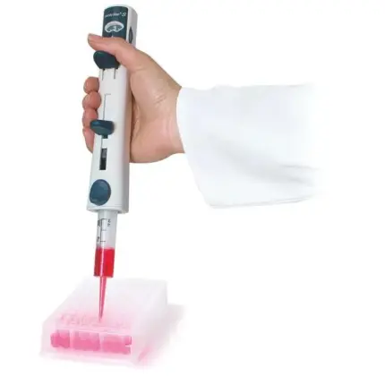 Handhabung des Brand Mehrfachdispensers HandyStep S mit roter Testflüssigkeit beim seriellen Befüllen einer Mikrotiterplatte im Labor