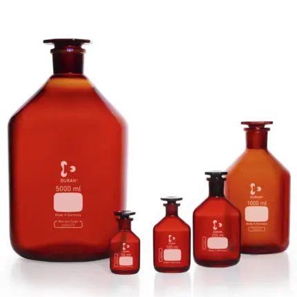 Mehrere braune DURAN Reagenzflaschen, Enghals, mit Flachkopf-Glasstopfen in verschiedenen Volumengrößen von 50 ml bis 5000 ml in Vorderansicht im freigestellten Format