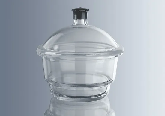 Marienfeld Simax Borosilikatglas 3.3 Exsikkator ohne Hahn mit Planflansch, austauschbarem Deckel und Plastikknauf Marienfeld Simax Borosilikatglas 3.3 Exsikkator ohne Hahn mit Planflansch, austauschbarem Deckel und Plastikknauf für Trocknungsprozesse in Vorderansicht im freigestellten Format