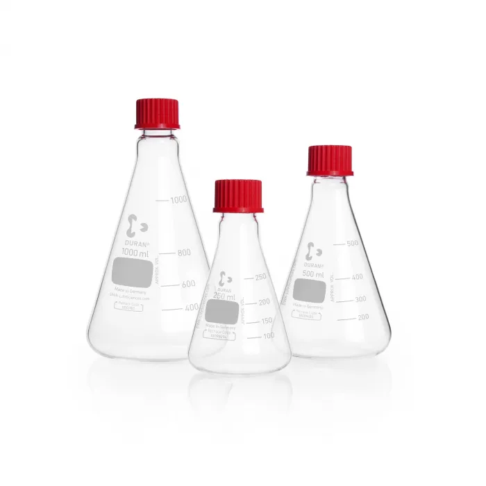 DURAN Erlenmeyerkolben aus Borosilikatglas 3.3 mit DIN-Gewinde 250ml,500ml,1000ml Drei graduierte DURAN Erlenmeyerkolben aus Borosilikatglas 3.3 mit DIN-Gewinde und roten PBT-Kappen auf weißem Grund.
