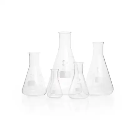Mehrere graduierte DURAN Erlenmeyerkolben mit engem Hals aus hitzebeständigem Borosilikatglas 3.3 auf weißem Grund.