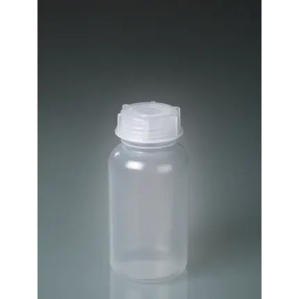 Transparente Bürkle Weithalsflasche 500 ml aus robustem PP mit Schraubverschluss vor grauem Studiohintergrund.