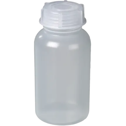 Transparente Bürkle Weithalsflasche 500 ml aus robustem PP mit Schraubverschluss vor transparentem Hintergrund.