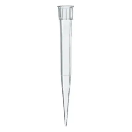 Einzelne unsterile BRAND Pipettenspitze von 5 bis 300 µl aus farblosem Polypropylen für präzises Dosieren.