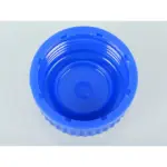 Innenansicht des blauen Bürkle Schraubverschlusses mit präzisem Gewinde und Dichtungsring vor grauem Studiohintergrund.