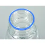Nahaufnahme des Halses einer Bürkle Glas-Probenflasche mit präzisem Gewinde und blauem Ausgießring vor grauem Hintergrund.