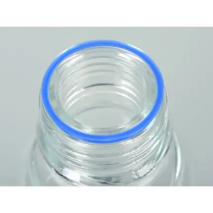 Nahaufnahme des Halses einer Bürkle Glas-Probenflasche mit präzisem Gewinde und blauem Ausgießring vor grauem Hintergrund.