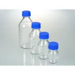 Sortiment verschiedener Bürkle Glas-Probenflaschen mit blauen Schraubkappen vor grauem Studiohintergrund.