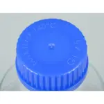 Naheinstellung des blauen Bürkle Schraubverschlusses GL 45 mit Aufschrift Max. Temp. 140°C auf einer Glasprobenflasche.