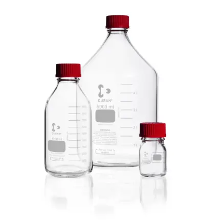 Verschiedene DURAN Laborflaschen in verschiedenen Größen aus klarem Borosilikatglas 3.3 mit rotem Schraubverschluss im Set.