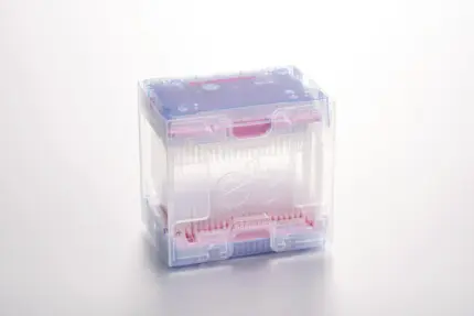 Eppendorf epT.I.P.S. 384 Reloads in light-pink, 0,1–20 µl, für 16-/24-Kanal-Pipettiersysteme mit 4,5 mm Konenabstand.