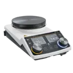 Eingeschalteter Heidolph Hei-PLATE Mix 'n' Heat Ultimate Magnetrührer mit beleuchtetem Display im Labor.
