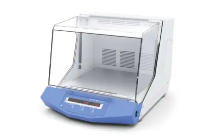 Gesamtansicht des IKA KS 4000 i control Inkubationsschüttlers mit transparenter Haube und digitalem Display im Labor.