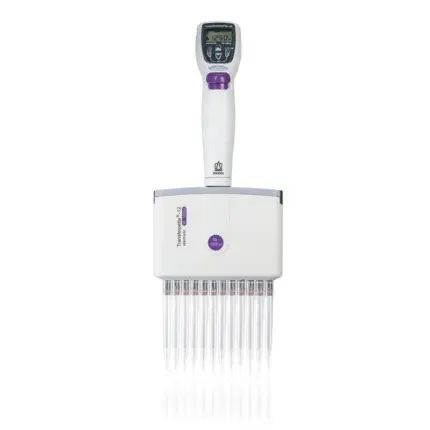 Elektronische 12-Kanal BRAND Mehrkanal-Mikroliterpipette Transferpette-12 electronic von 50 bis 1.250 µl mit aufgesetzten Spitzen.