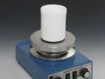 Weißer BOLA Thermo-Becher aus PTFE mit PTFE-Kohle-Compound-Boden auf einer Labor-Heizplatte für bis zu +270 °C.