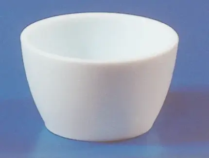 Isostatisch geformter VWR Tiegel aus PTFE, FDA-zugelassen und hitzebeständig bis 280 °C für anspruchsvolle Laboranwendungen.