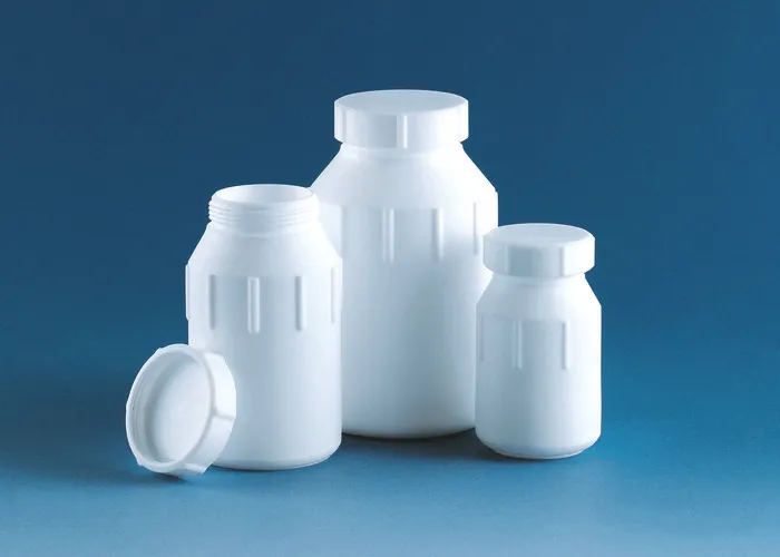 BRAND PTFE Weithalsflasche mit Schraubverschluss Mehrere weiße BRAND PTFE Weithalsflaschen mit PTFE-Schraubverschluss im Sortiment, extrem chemikalienbeständig.