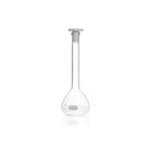 Einzelner DURAN Messkolben Klasse A (100 ml) aus Borosilikatglas 3.3 mit Strichmarke und PE-Achteckstopfen für präzise Volumenmessungen im Labor.