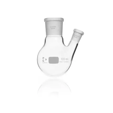 Einzelner transparenter DURAN Zweihals-Rundkolben (100 ml) aus Borosilikatglas 3.3 mit Normschliff und abgewinkeltem Seitenhals für Laboranwendungen.