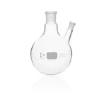 Einzelner transparenter DURAN Zweihals-Rundkolben (1000 ml) aus Borosilikatglas 3.3 mit Normschliff und abgewinkeltem Seitenhals für Laboranwendungen.