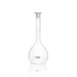 Einzelner DURAN Messkolben Klasse A (1000 ml) aus Borosilikatglas 3.3 mit Strichmarke und PE-Achteckstopfen für präzise Volumenmessungen im Labor.