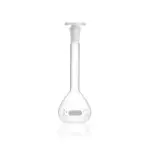 Einzelner DURAN Messkolben Klasse A (25 ml) aus Borosilikatglas 3.3 mit Strichmarke und PE-Achteckstopfen für präzise Volumenmessungen im Labor.