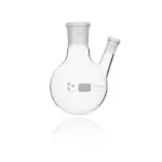 Einzelner transparenter DURAN Zweihals-Rundkolben (250 ml) aus Borosilikatglas 3.3 mit Normschliff und abgewinkeltem Seitenhals für Laboranwendungen.