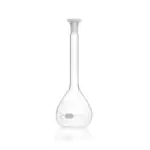 Einzelner DURAN Messkolben Klasse A (250 ml) aus Borosilikatglas 3.3 mit Strichmarke und PE-Achteckstopfen für präzise Volumenmessungen im Labor.