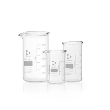 Drei DURAN Super Duty Becher in hoher Form (600 ml, 250 ml und 150 ml) aus Borosilikatglas 3.3 mit Ausguss und verstärktem Rand für Laboranwendungen.