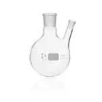 Einzelner transparenter DURAN Zweihals-Rundkolben (500 ml) aus Borosilikatglas 3.3 mit Normschliff und abgewinkeltem Seitenhals für Laboranwendungen.