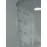 Detailansicht der Skalierung einer sterilen, achteckigen Bürkle Laborflasche aus PET mit Enghals und GL 38 Gewinde für Laboranwendungen.