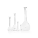 Set aus mehreren DURAN Messkolben Klasse A aus Borosilikatglas 3.3 mit Strichmarke und PE-Achteckstopfen für präzise Volumenmessungen im Labor.