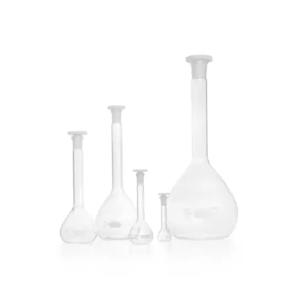 Set aus mehreren DURAN Messkolben Klasse A aus Borosilikatglas 3.3 mit Strichmarke und PE-Achteckstopfen für präzise Volumenmessungen im Labor.